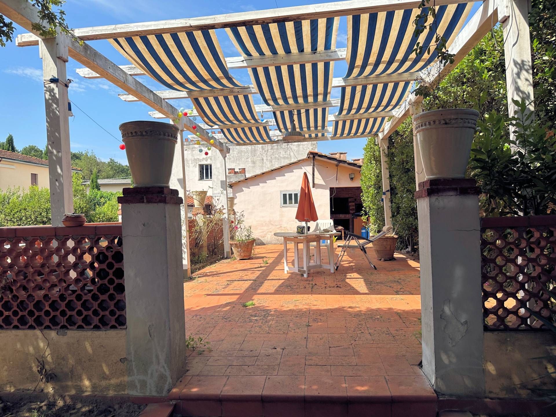 Villa storica di ampia superficie con giardino in vendita a Bientina