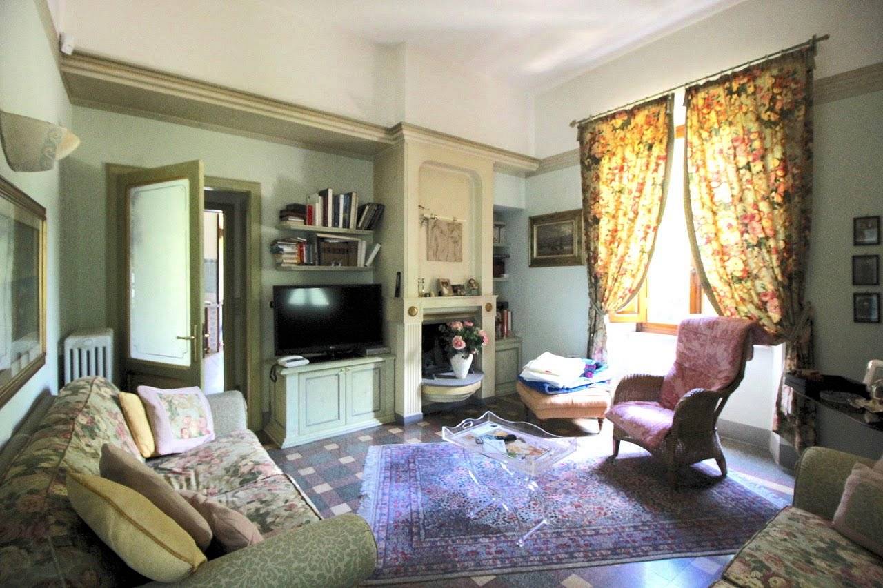 Villa in stile liberty di ampia superficie con giardino in vendita a Pescia, Veneri