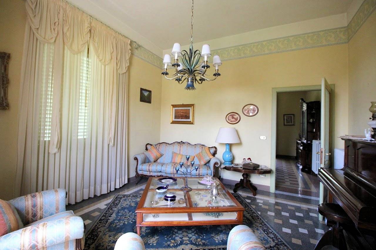 Villa in stile liberty di ampia superficie con giardino in vendita a Pescia, Veneri