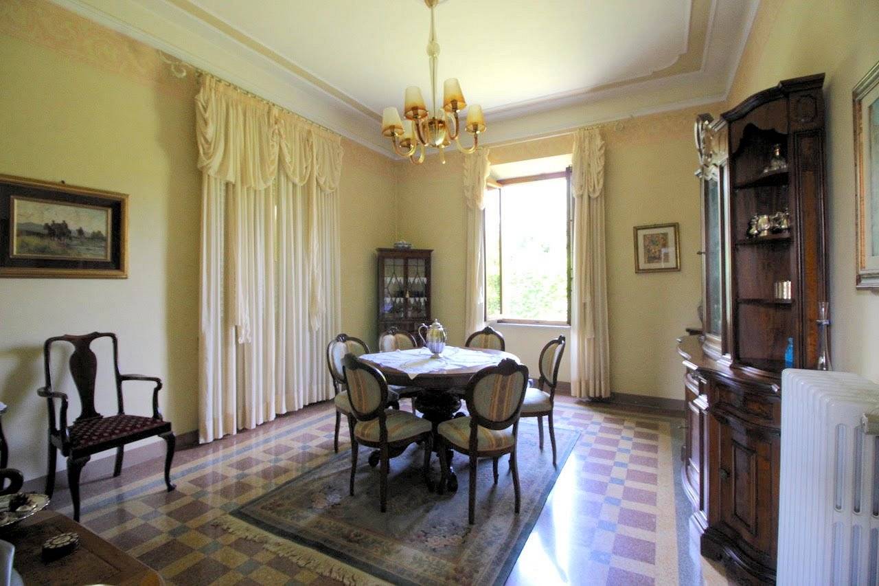 Villa in stile liberty di ampia superficie con giardino in vendita a Pescia, Veneri