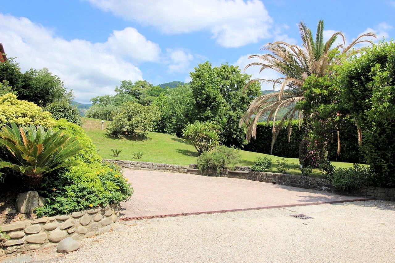 Villa in stile liberty di ampia superficie con giardino in vendita a Pescia, Veneri