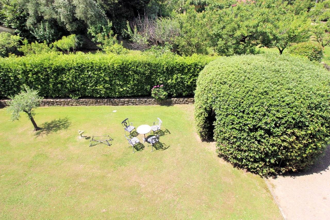 Villa in stile liberty di ampia superficie con giardino in vendita a Pescia, Veneri
