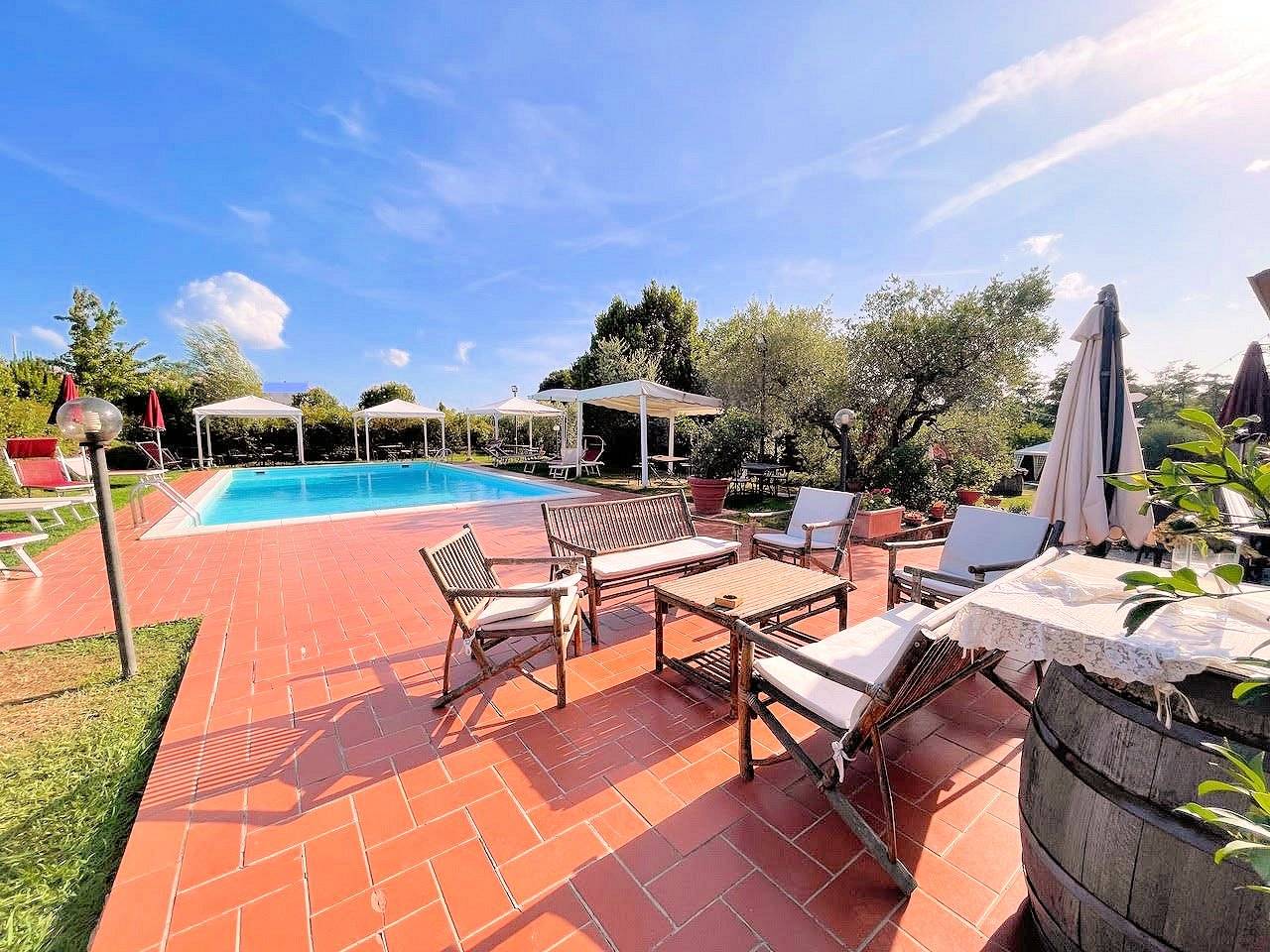 Complesso immobiliare in stile rustico Toscano di ampia superficie con parco e piscina in vendita a 