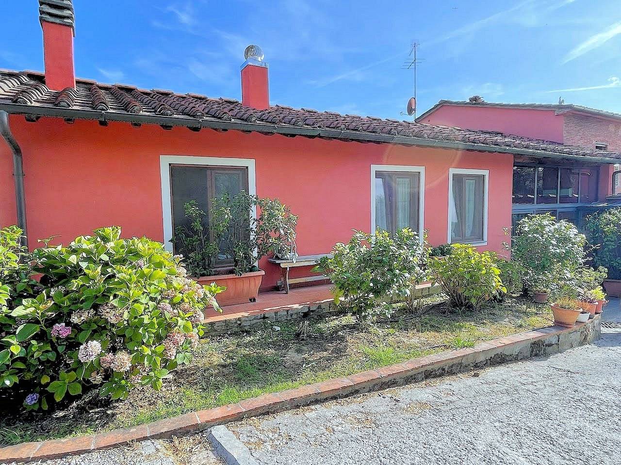 Complesso immobiliare in stile rustico Toscano di ampia superficie con parco e piscina in vendita a 