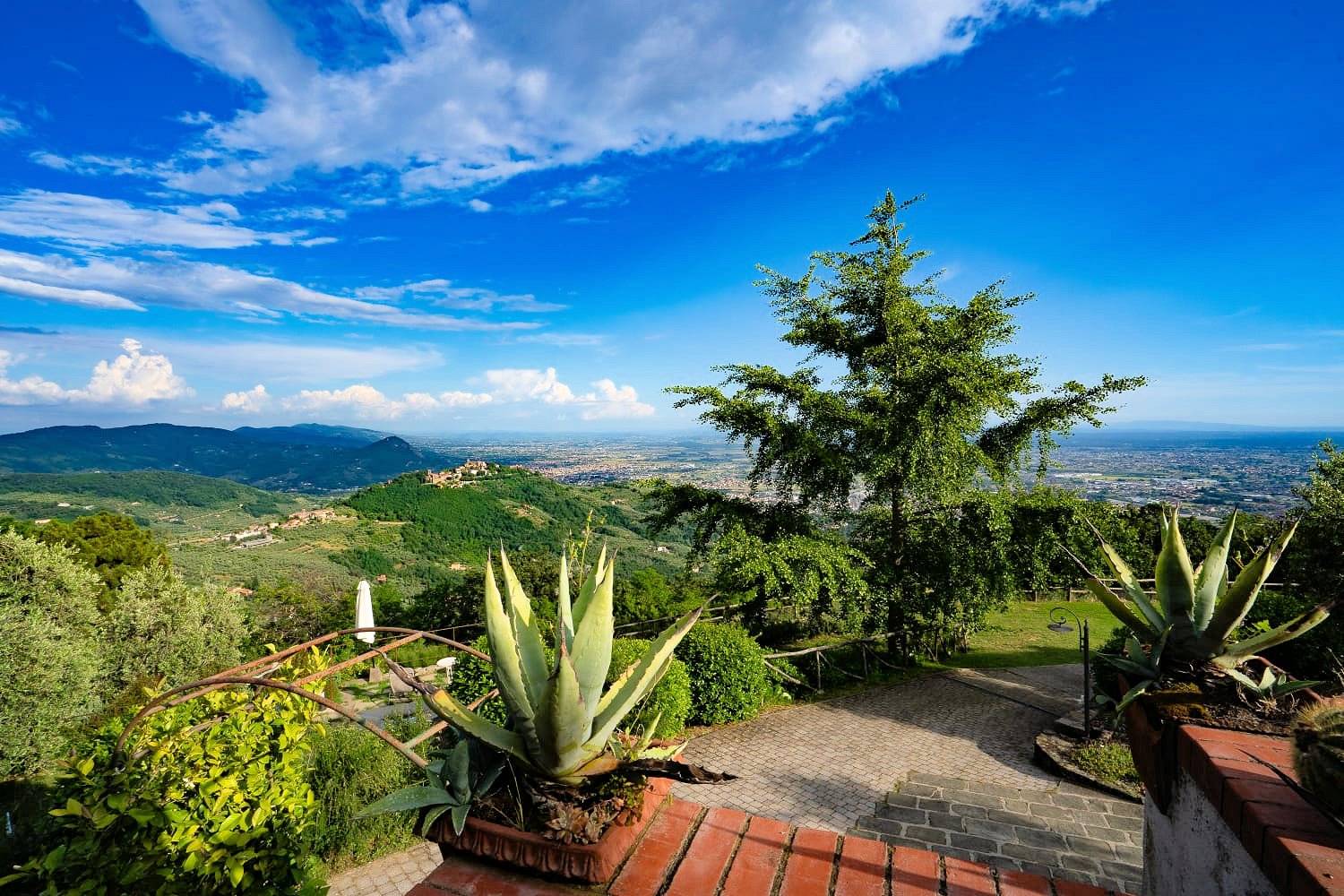 Villa in stile rustico Toscano con parco e suggestiva vista panoramica in vendita a Montecatini-Term