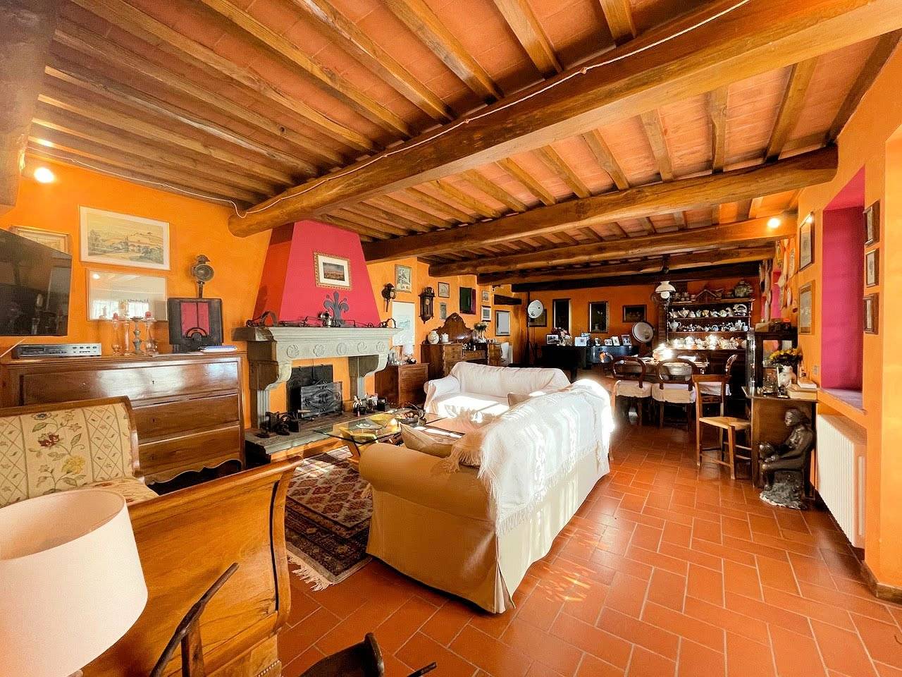 Villa in stile rustico Toscano con parco e suggestiva vista panoramica in vendita a Montecatini-Term