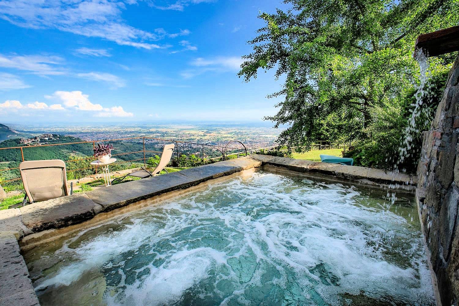 Villa in stile rustico Toscano con parco e suggestiva vista panoramica in vendita a Montecatini-Term