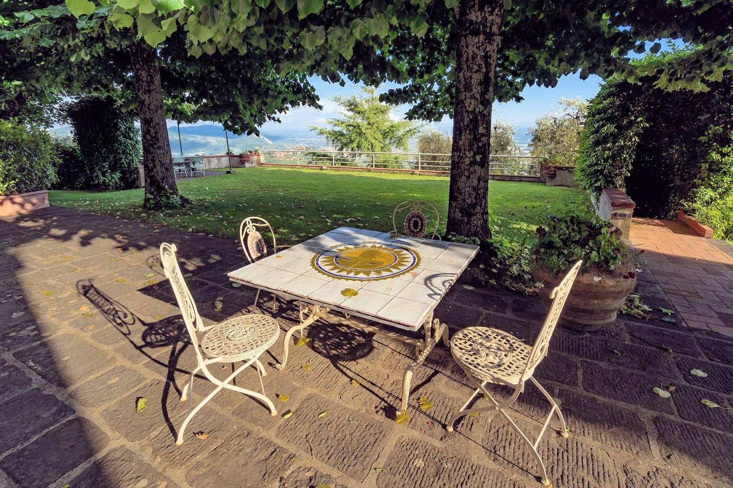 Villa in stile rustico Toscano con parco e suggestiva vista panoramica in vendita a Montecatini-Term