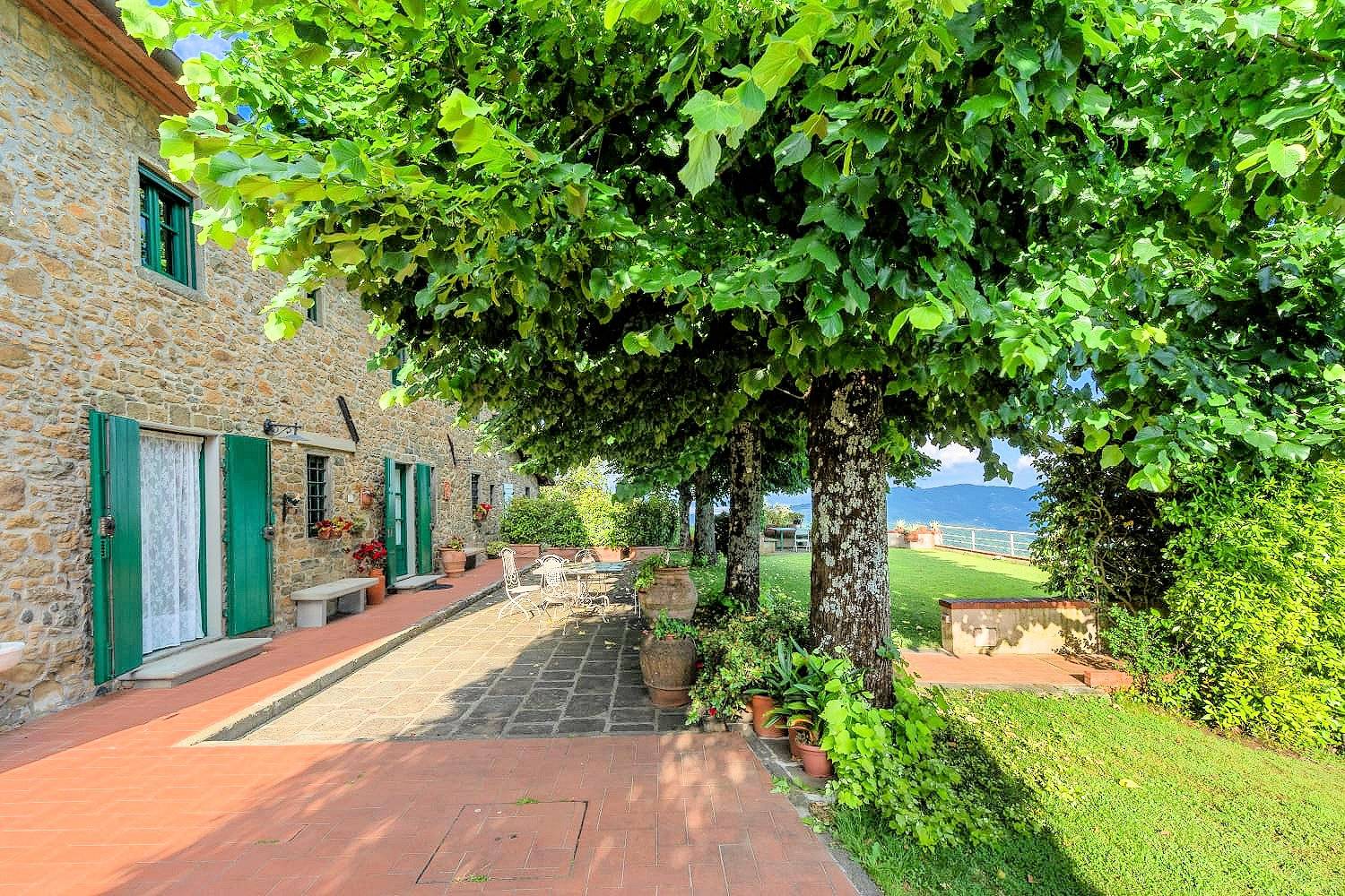 Villa in stile rustico Toscano con parco e suggestiva vista panoramica in vendita a Montecatini-Term