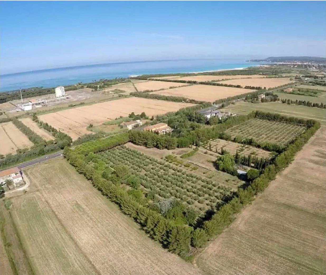 Agriturismo di ampia superficie con terreno piscina vicino al mare in vendita a Rosignano Marittimo,