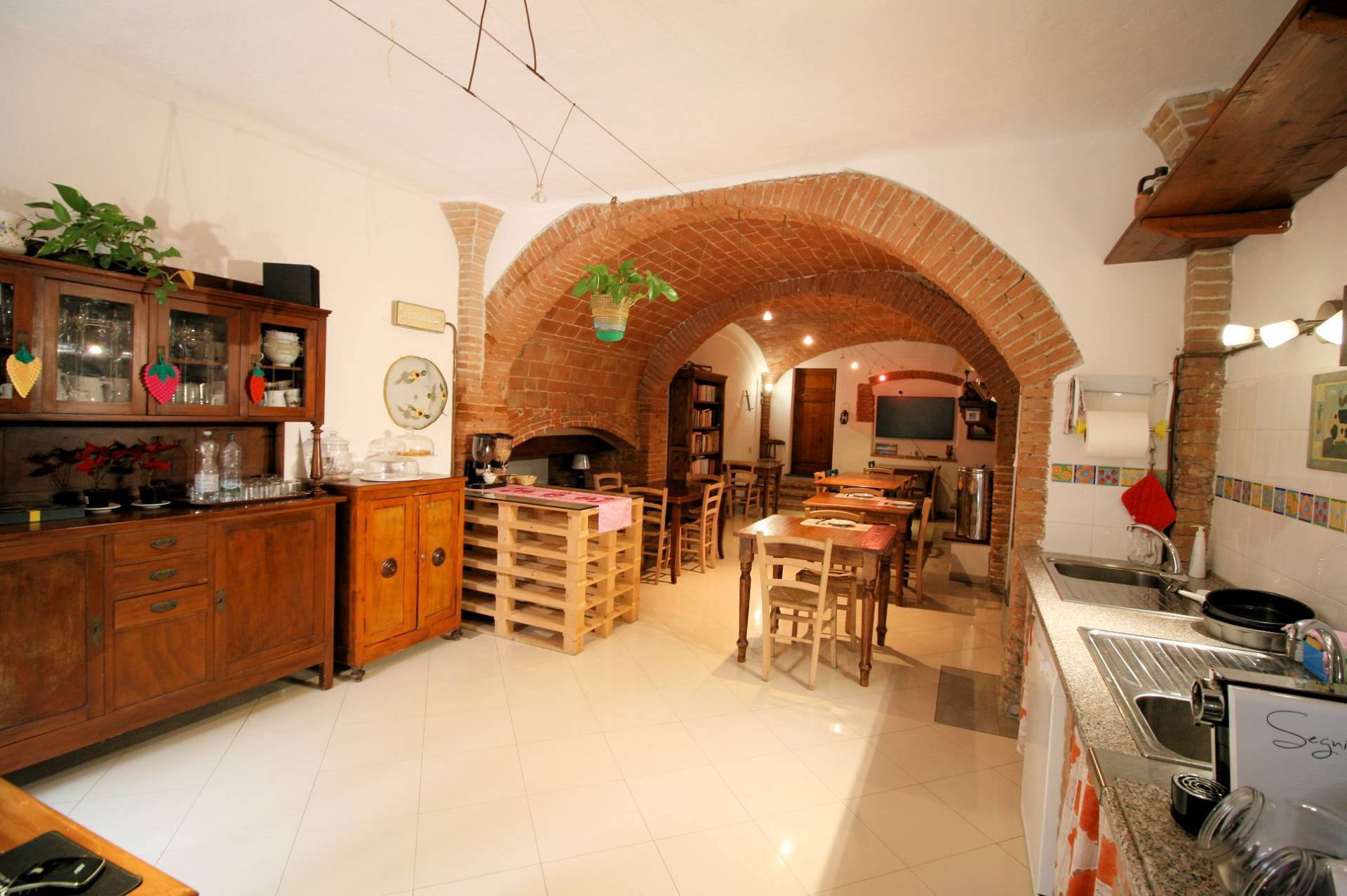 Agriturismo di ampia superficie con terreno piscina vicino al mare in vendita a Rosignano Marittimo,