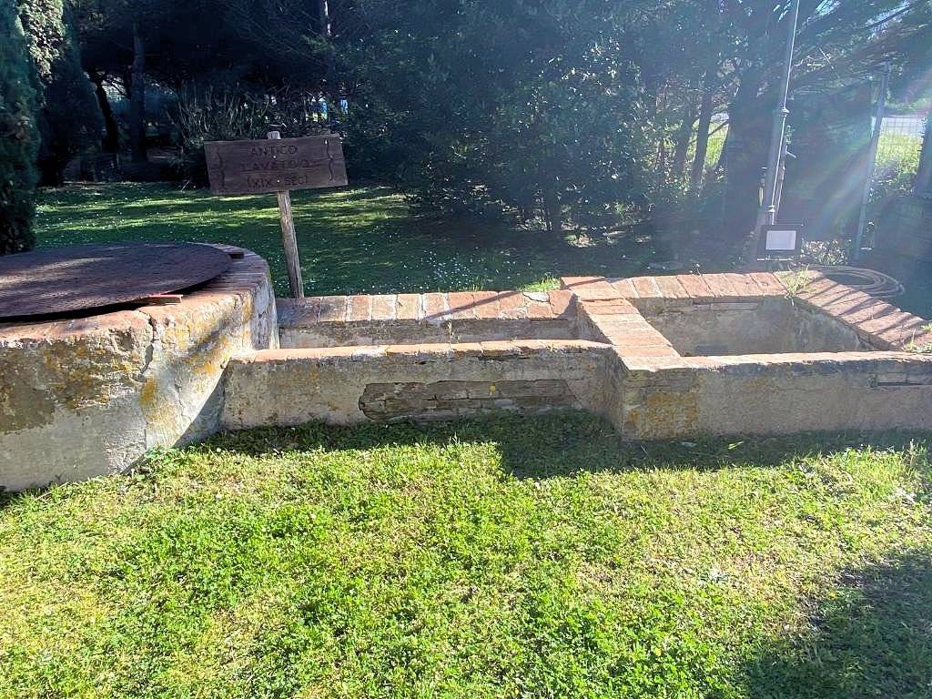 Agriturismo di ampia superficie con terreno piscina vicino al mare in vendita a Rosignano Marittimo,