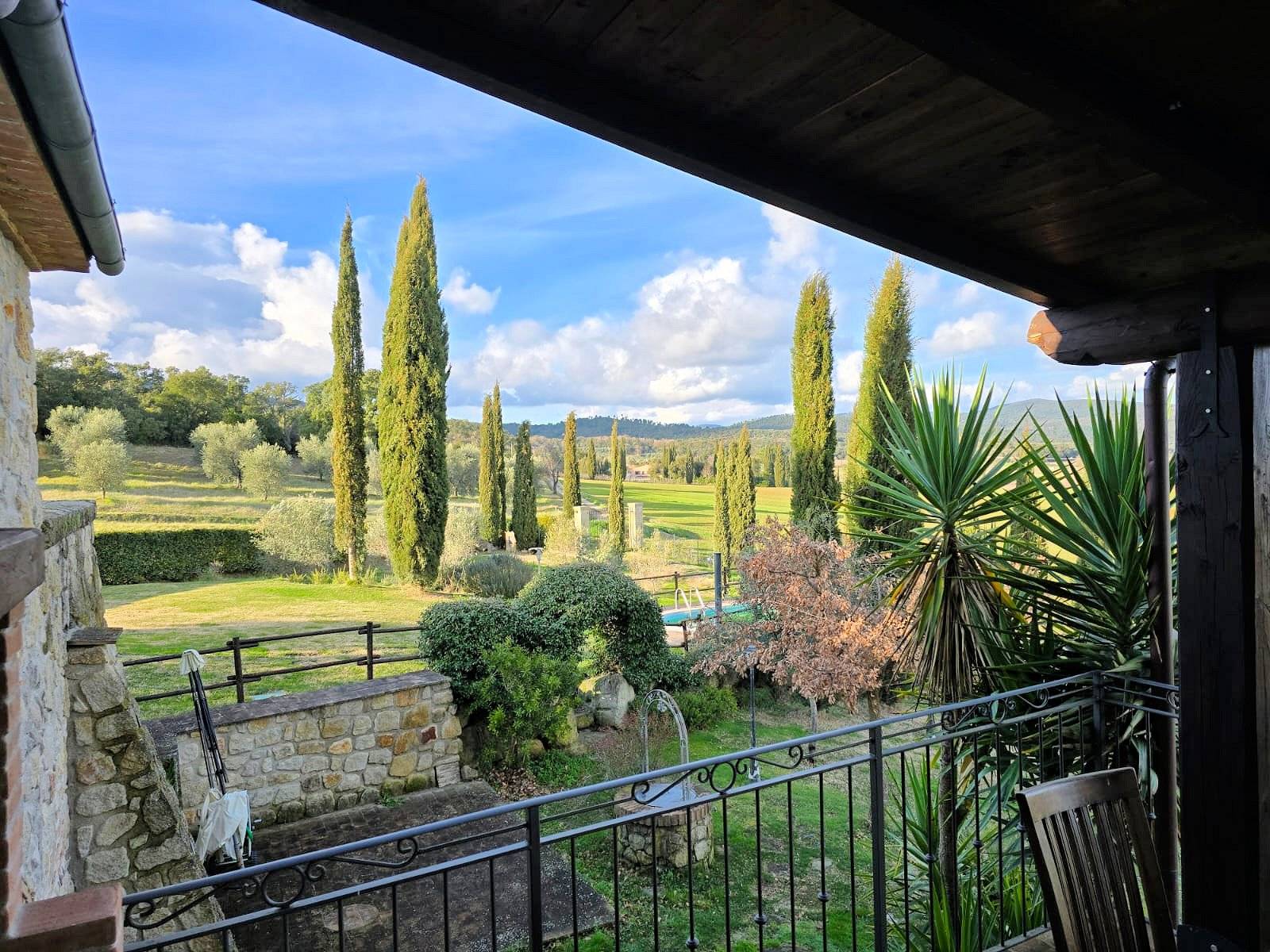 Casale con ampio giardino e vista panoramica in vendita a Roccastrada