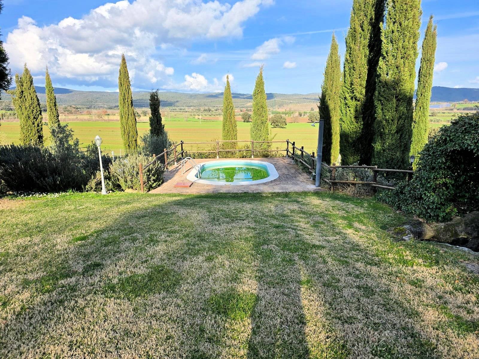 Casale con ampio giardino e vista panoramica in vendita a Roccastrada
