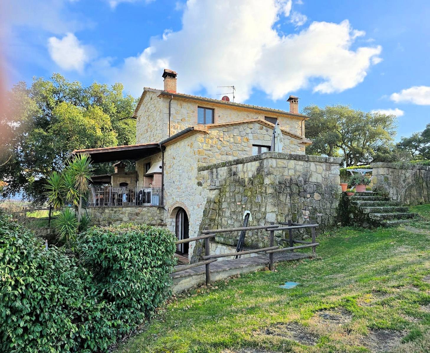 Casale con ampio giardino e vista panoramica in vendita a Roccastrada