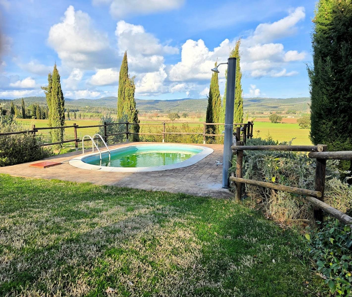 Casale con ampio giardino e vista panoramica in vendita a Roccastrada
