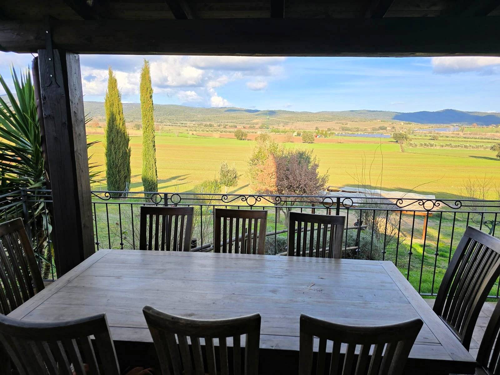 Casale con ampio giardino e vista panoramica in vendita a Roccastrada