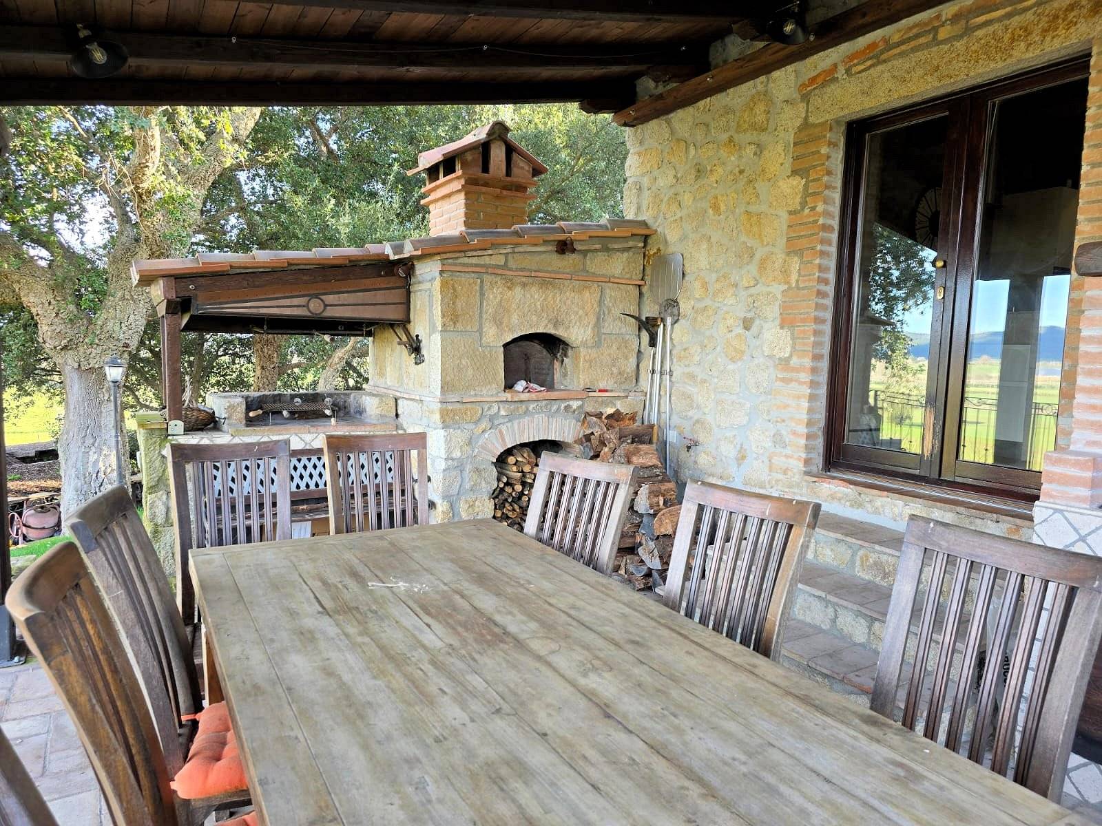 Casale con ampio giardino e vista panoramica in vendita a Roccastrada