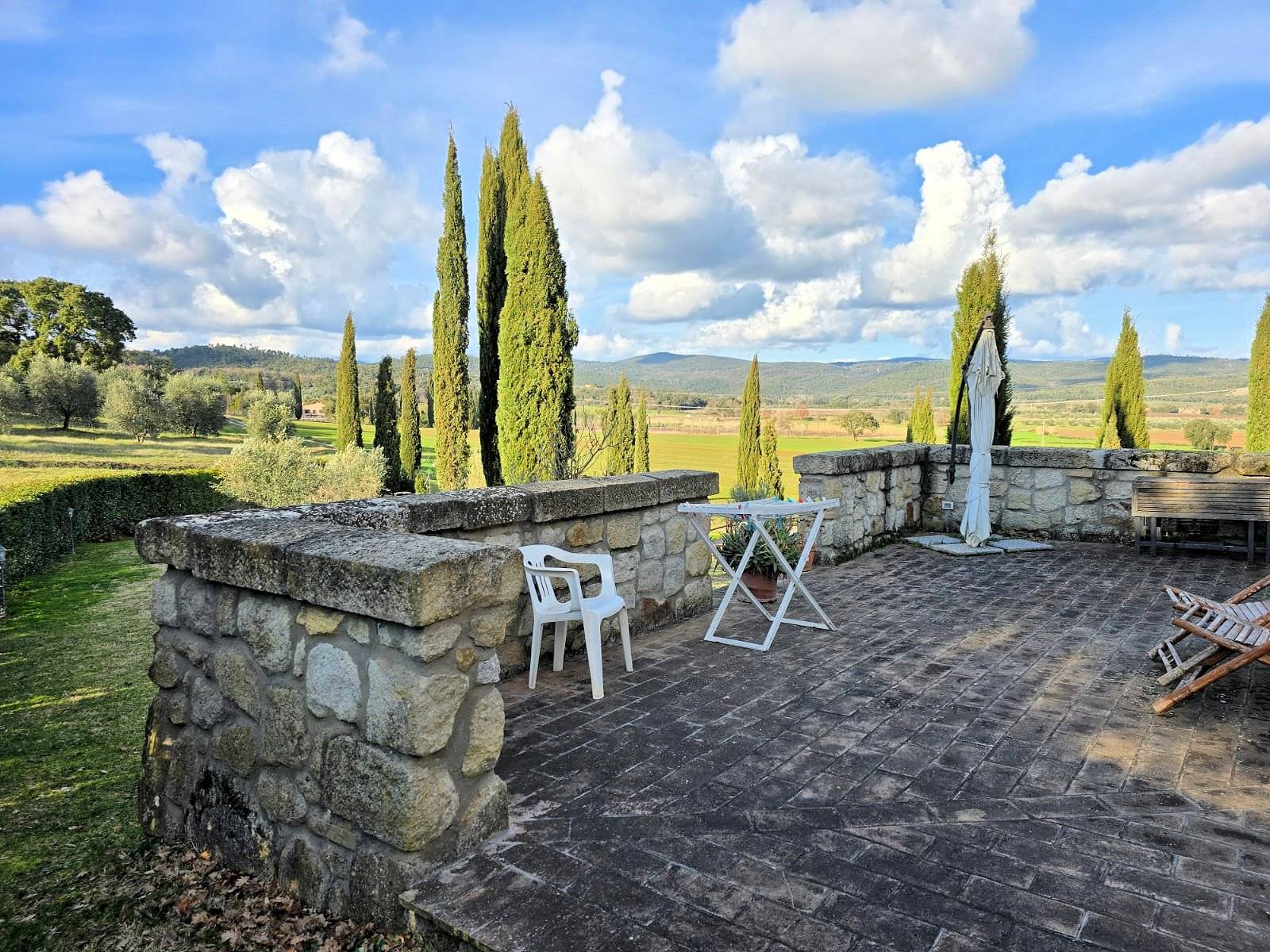 Casale con ampio giardino e vista panoramica in vendita a Roccastrada