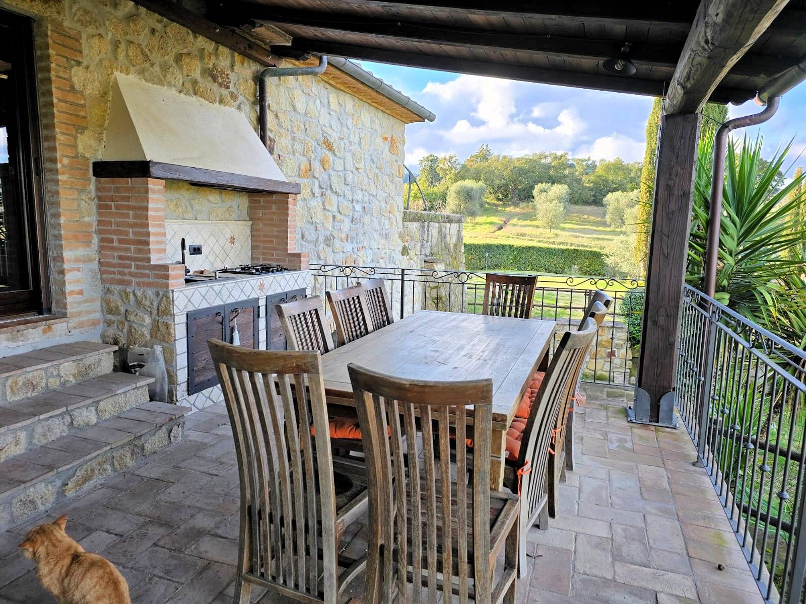 Casale con ampio giardino e vista panoramica in vendita a Roccastrada