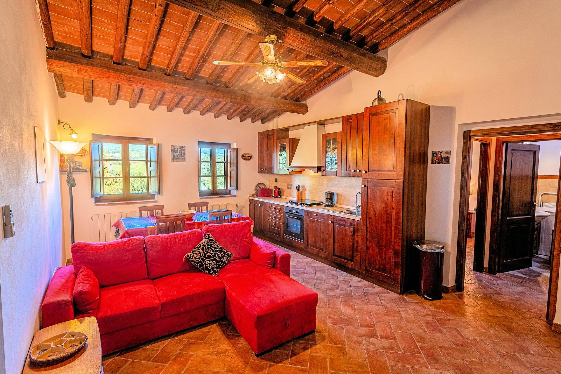 Appartamento in complesso condominiale in stile rustico Toscano con piscina in vendita a Gambassi Te