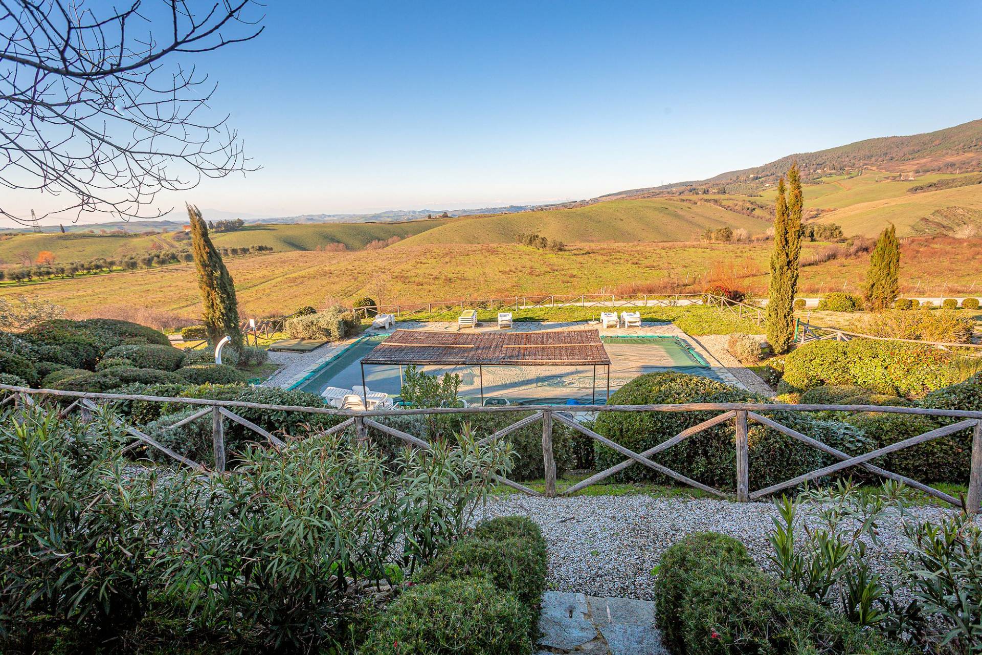 Appartamento in complesso condominiale in stile rustico Toscano con piscina in vendita a Gambassi Te