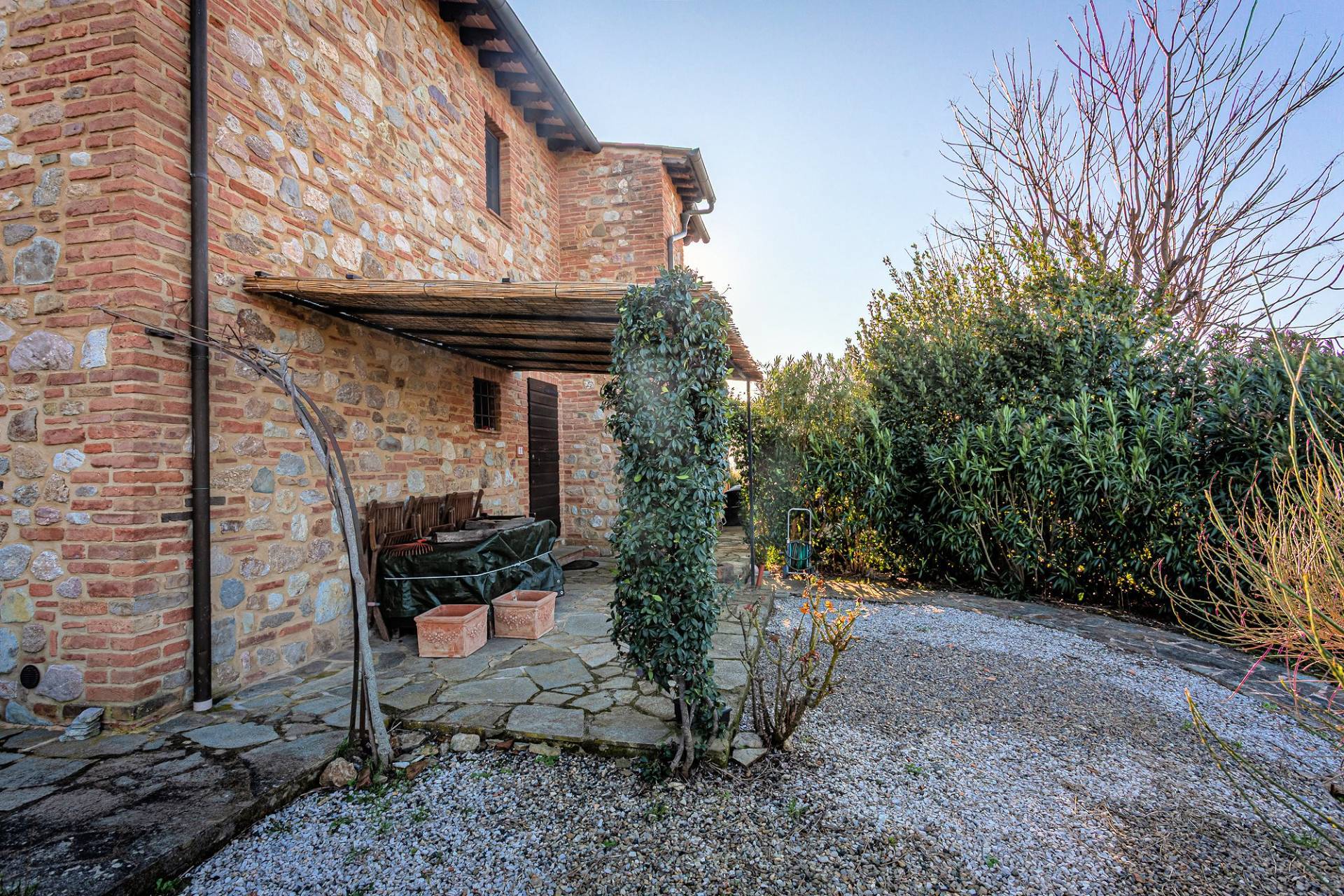 Appartamento in complesso condominiale in stile rustico Toscano con piscina in vendita a Gambassi Te