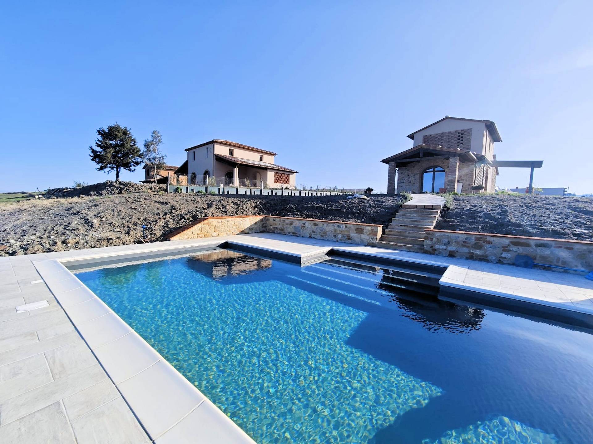 Porzione terratetto di villa bifamiliare con giardino privato e piscina condominiale in vendita a La