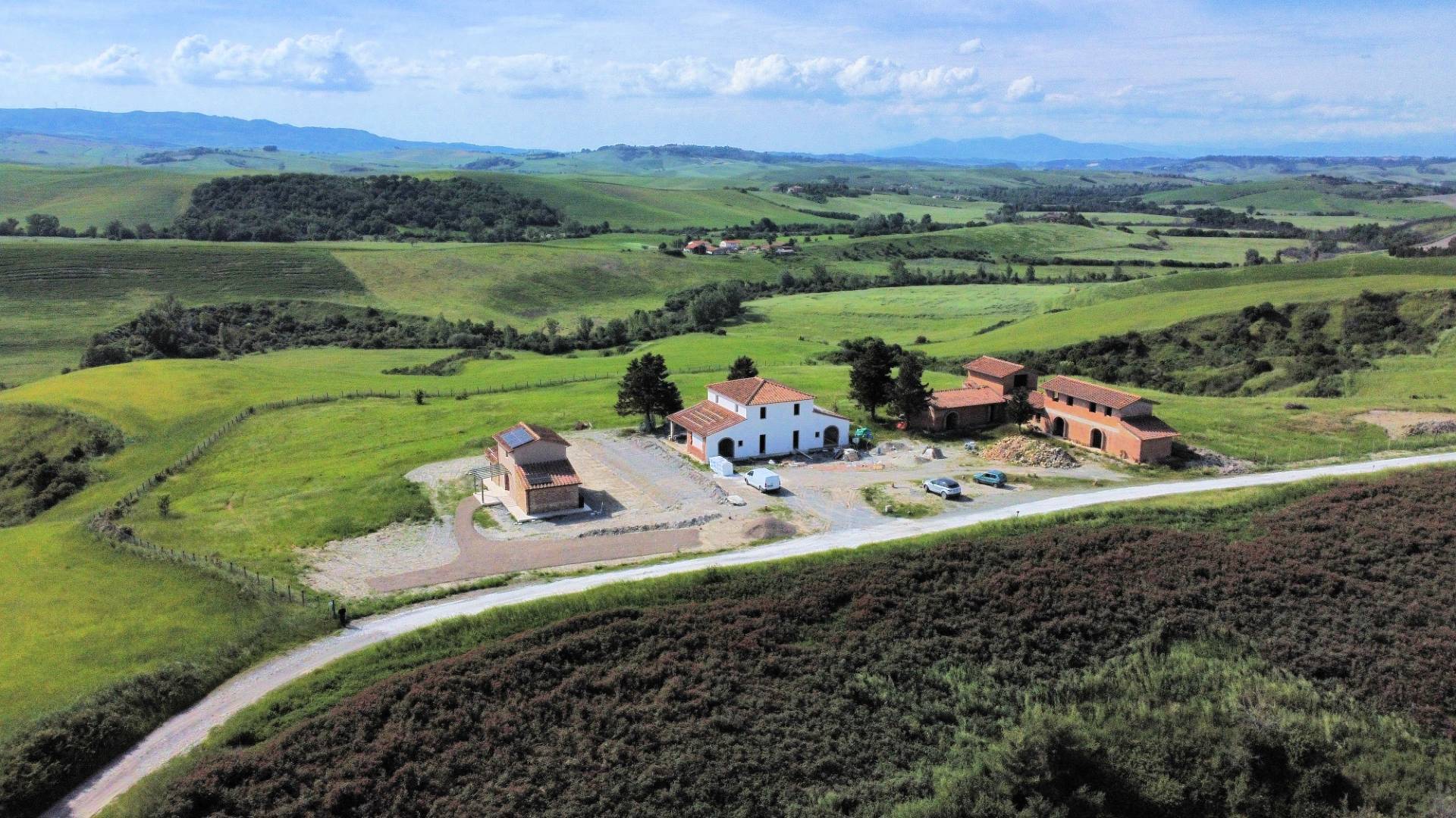 Porzione terratetto di villa bifamiliare con giardino privato e piscina condominiale in vendita a La