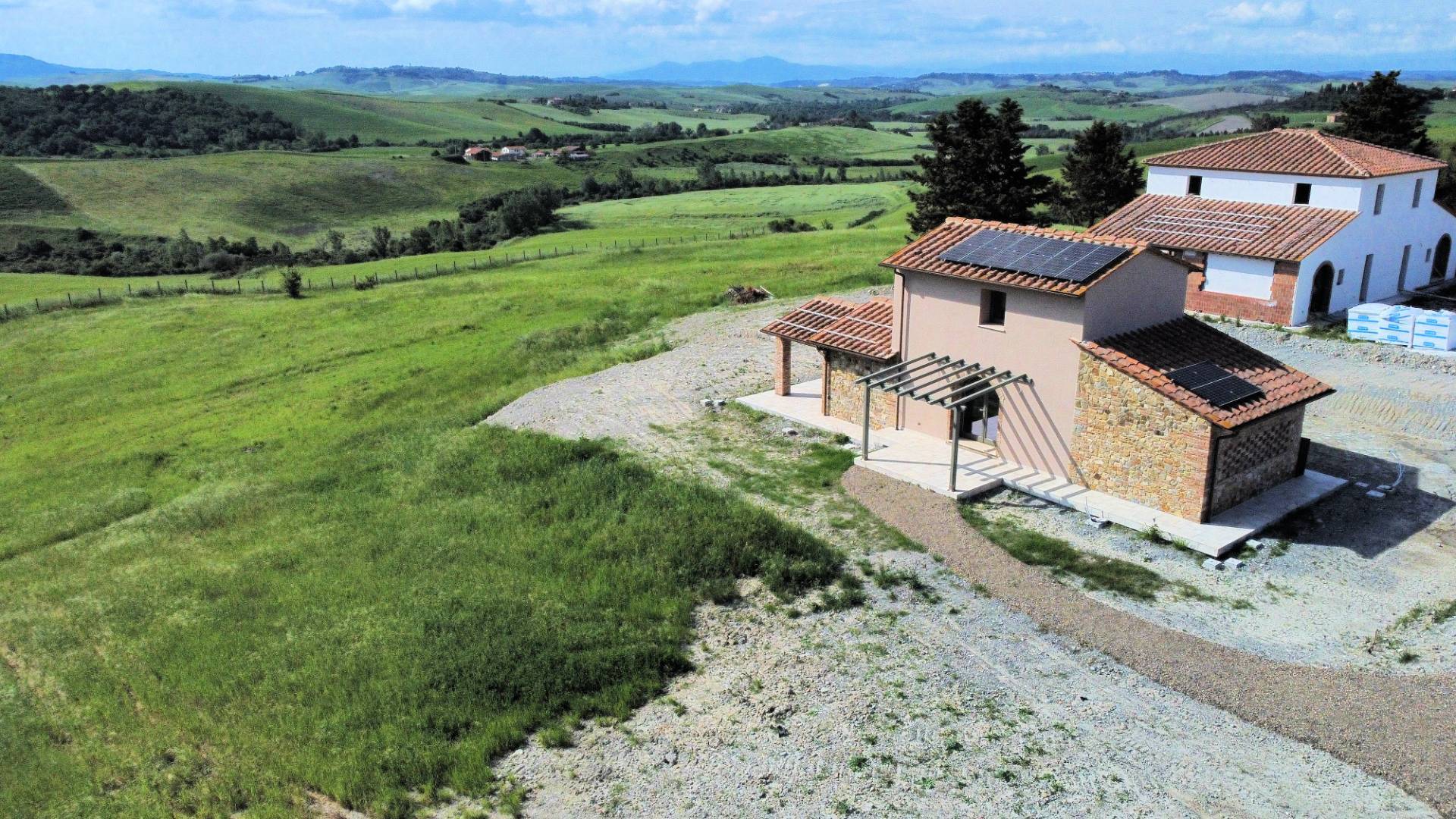 Porzione terratetto di villa bifamiliare con giardino privato e piscina condominiale in vendita a La