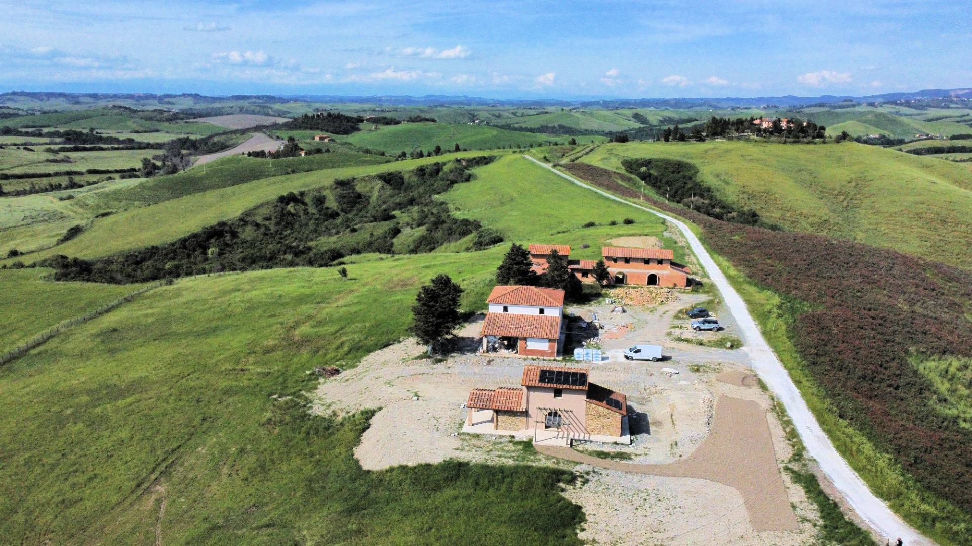 Porzione terratetto di villa bifamiliare con giardino privato e piscina condominiale in vendita a La