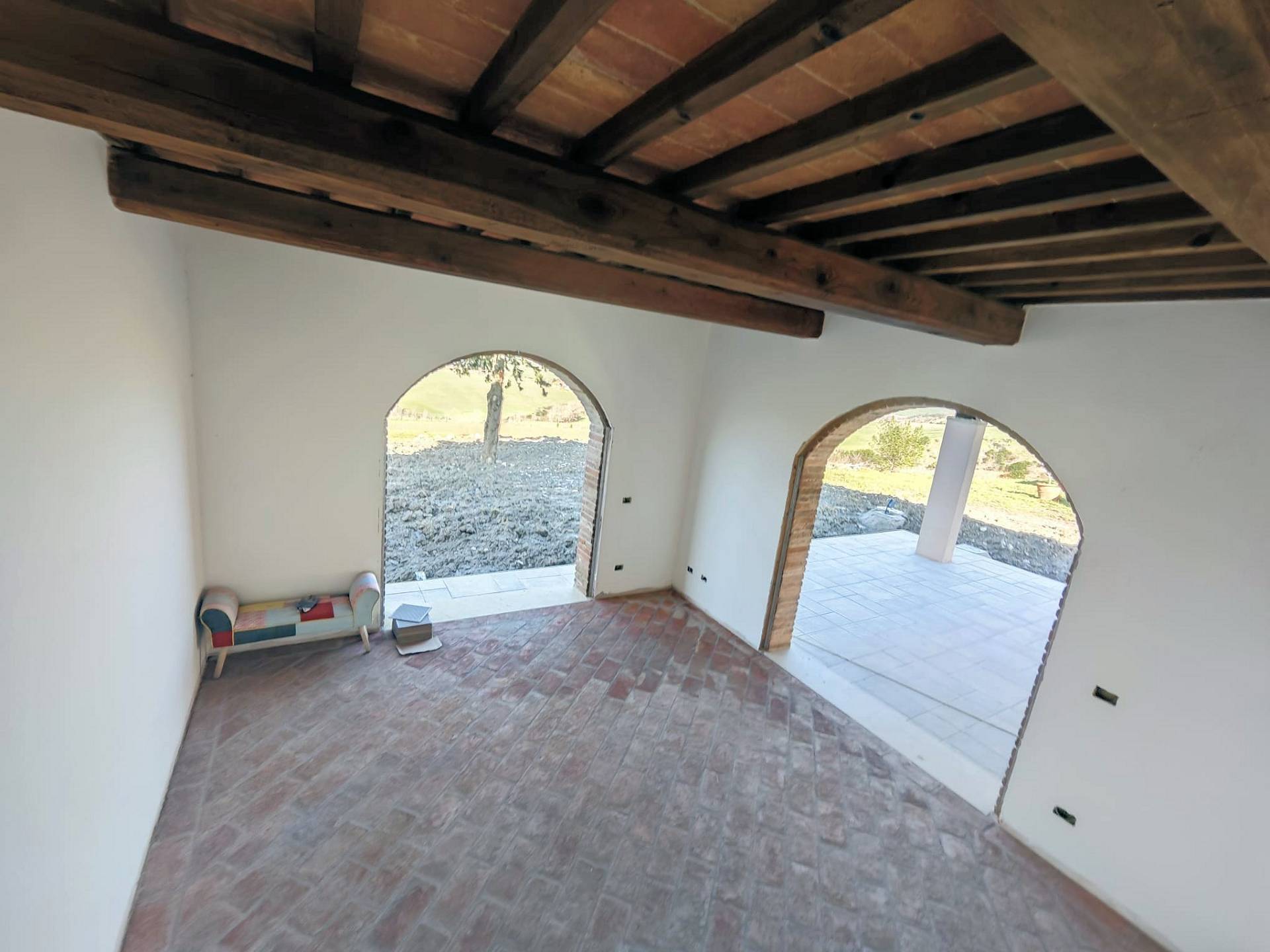 Porzione terratetto di villa bifamiliare con giardino privato e piscina condominiale in vendita a La