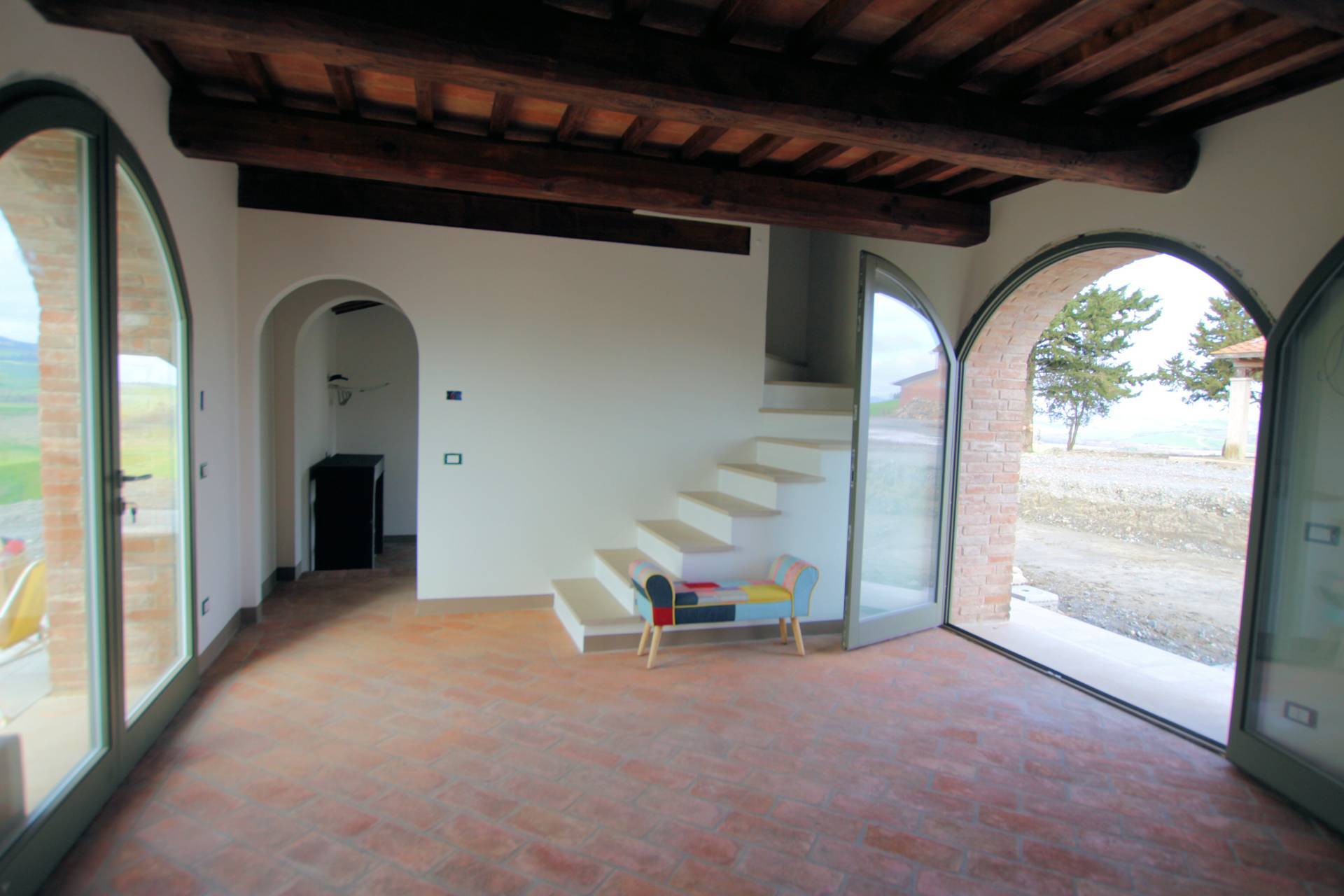 Porzione terratetto di villa bifamiliare con giardino privato e piscina condominiale in vendita a La