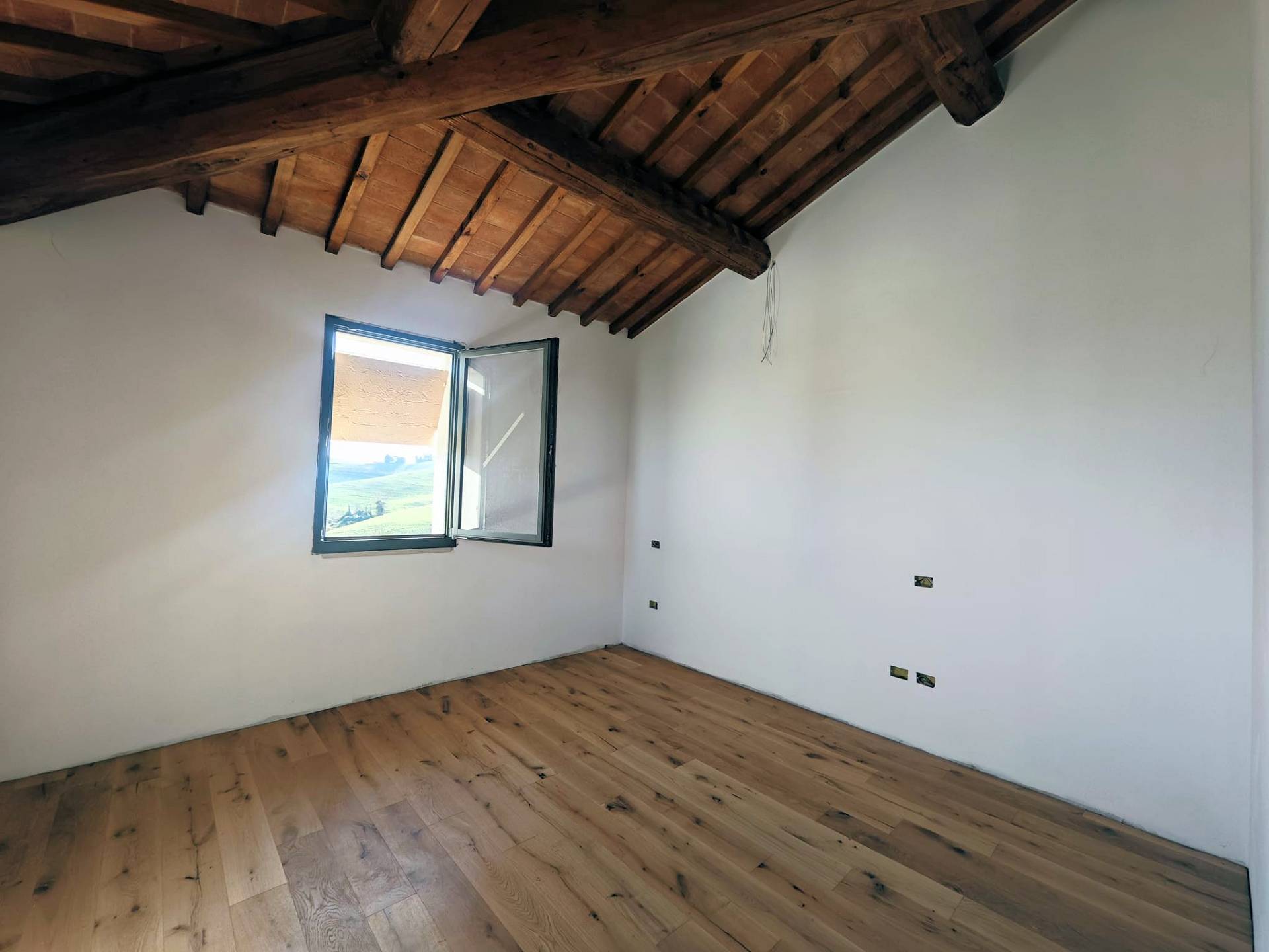 Porzione terratetto di villa bifamiliare con giardino privato e piscina condominiale in vendita a La