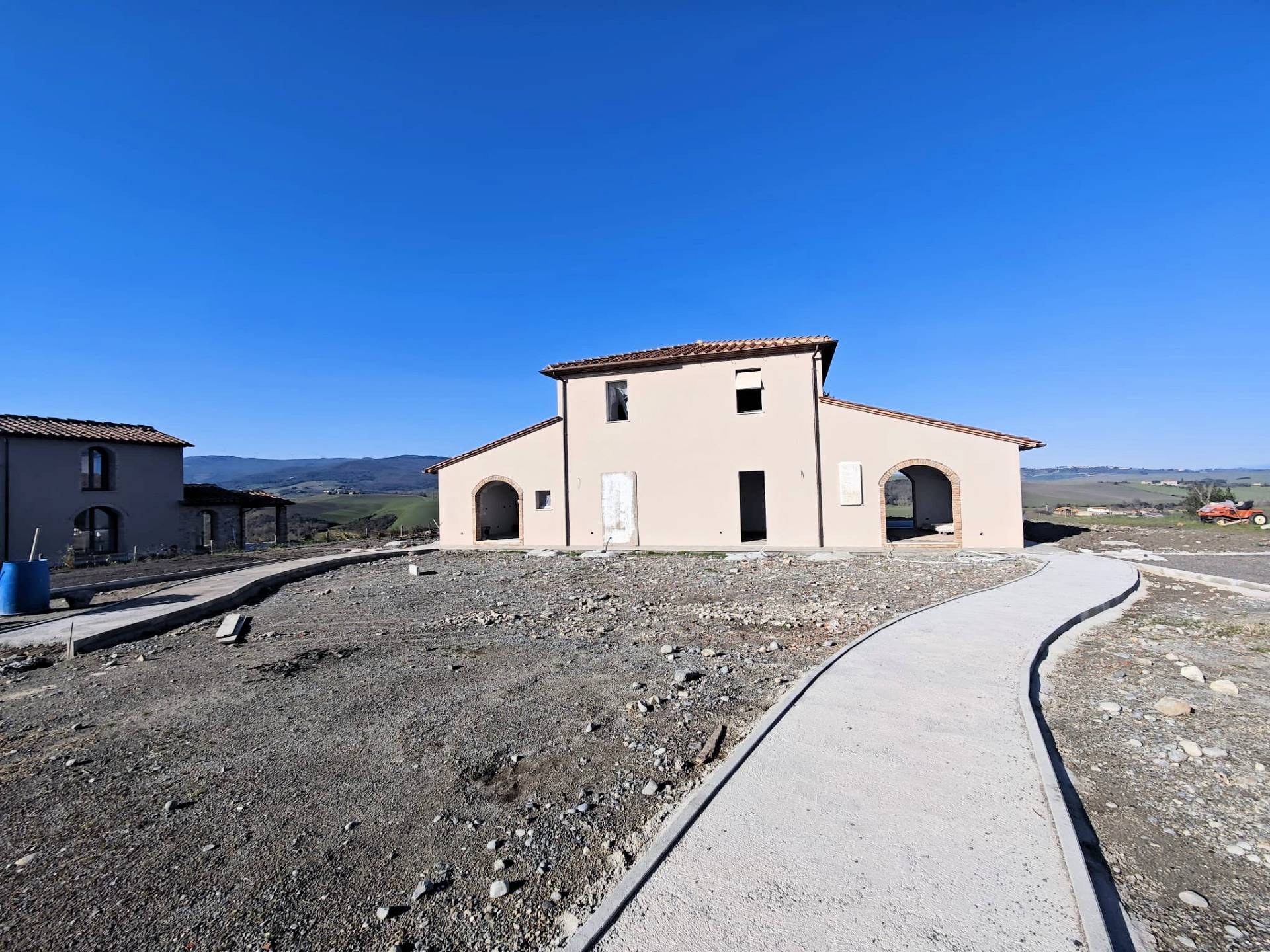 Porzione terratetto di villa bifamiliare con giardino privato e piscina condominiale in vendita a La