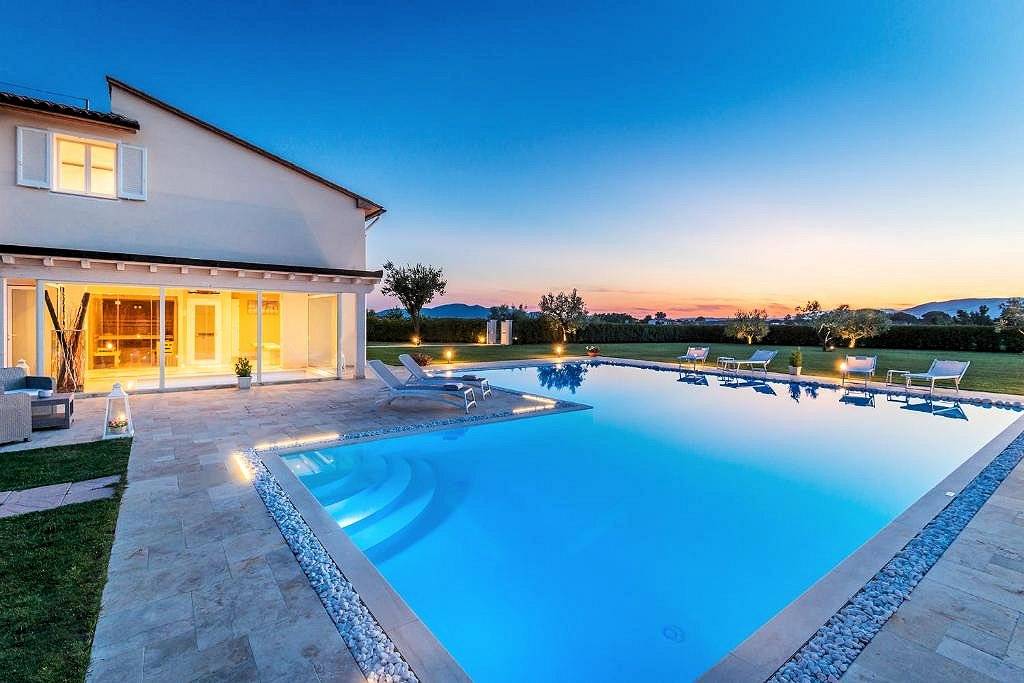 Stupenda villa con ogni confort con ampio giardino e piscina utilizzata come attivita' di casa vacan