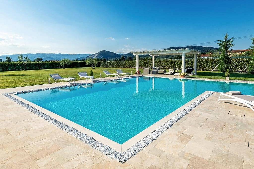 Stupenda villa con ogni confort con ampio giardino e piscina utilizzata come attivita' di casa vacan