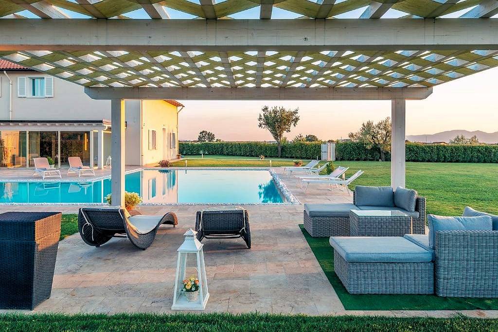 Stupenda villa con ogni confort con ampio giardino e piscina utilizzata come attivita' di casa vacan
