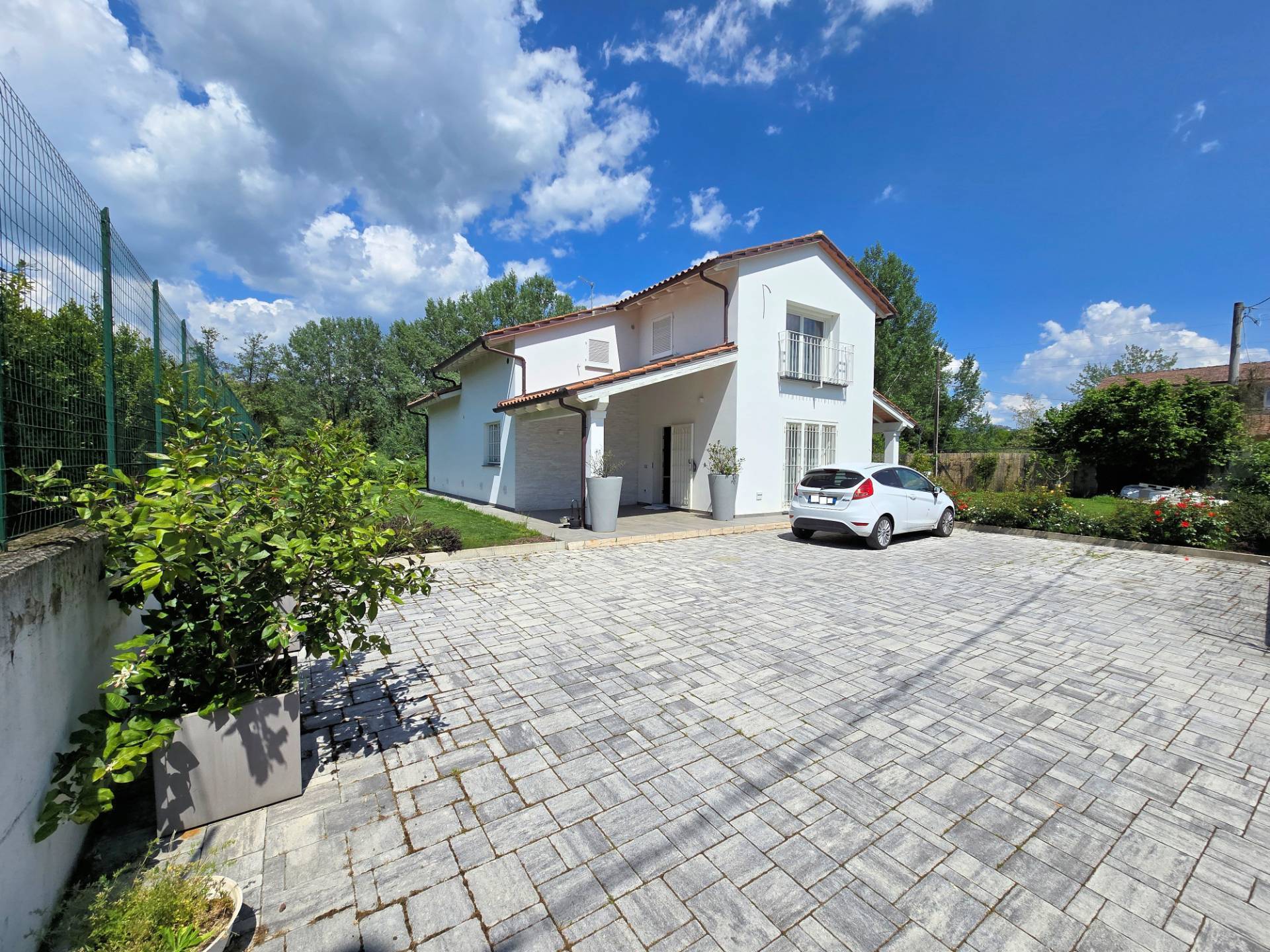 Villa con giardino di recente costruzione in classe nergetica A/4 in vendita a Buggiano, Borgo a Bug