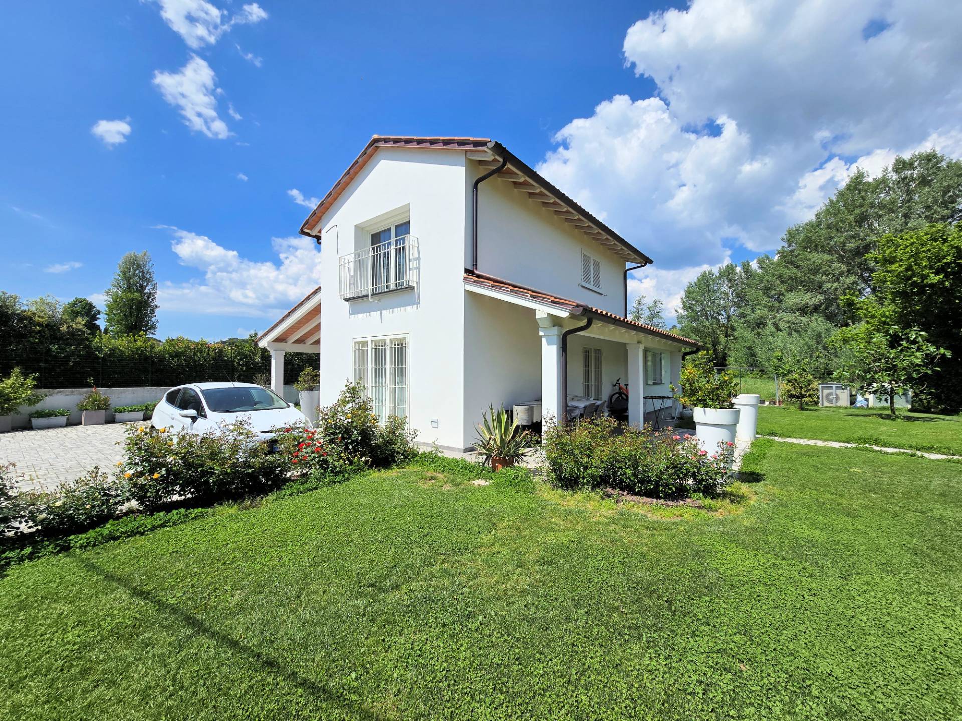 Villa con giardino di recente costruzione in classe nergetica A/4 in vendita a Buggiano, Borgo a Bug