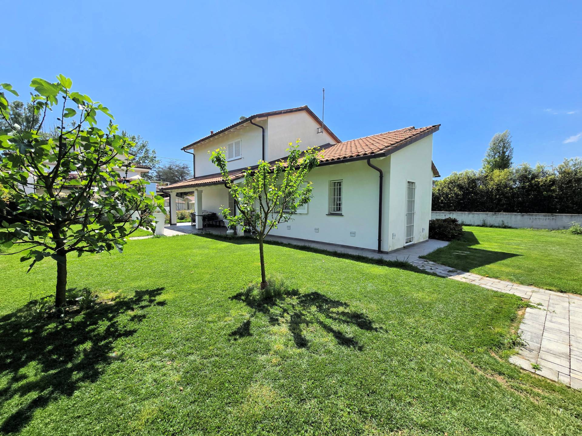 Villa con giardino di recente costruzione in classe nergetica A/4 in vendita a Buggiano, Borgo a Bug