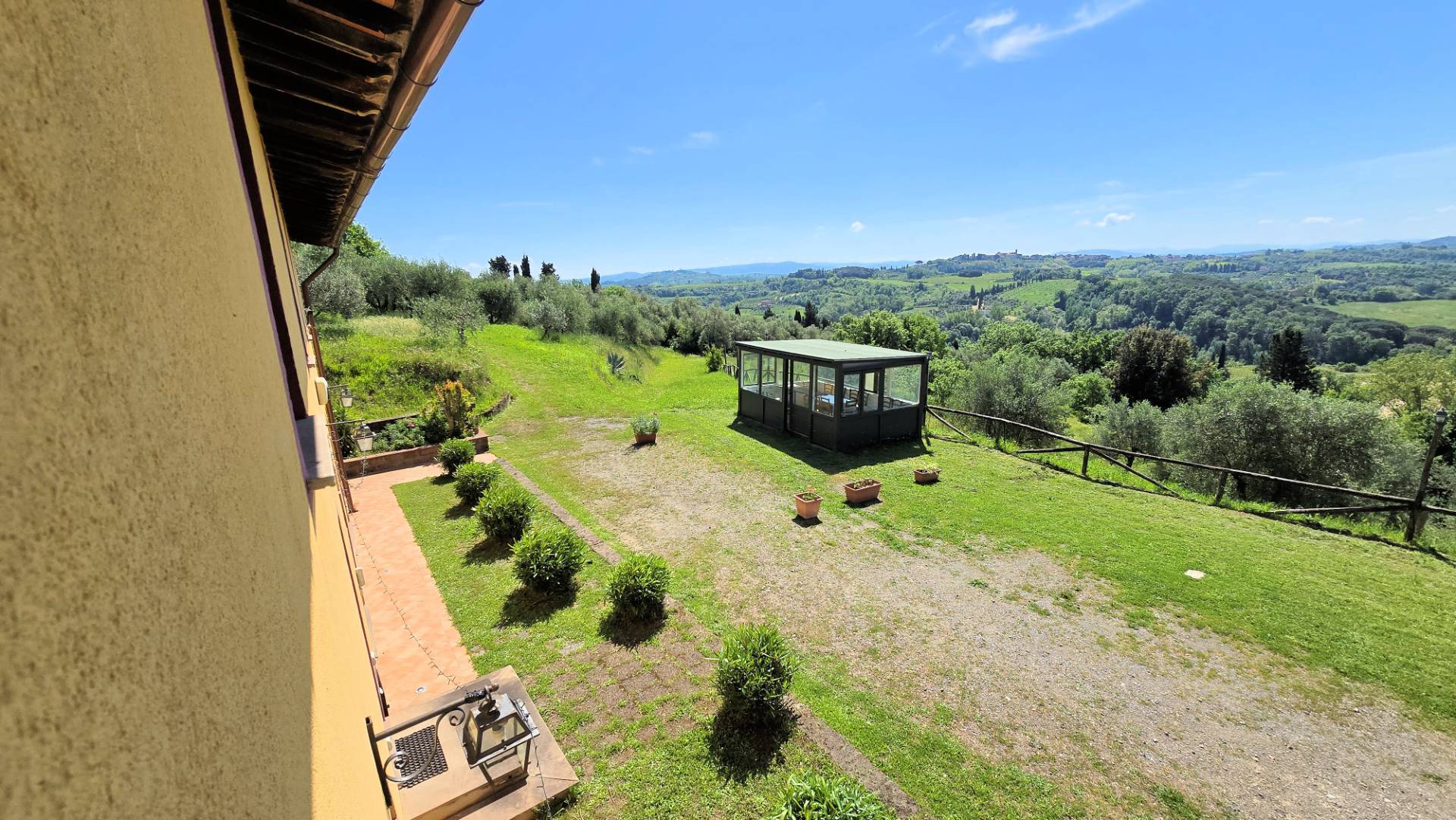 Piccola azienda agricola con casale di campagna in vendita a Palaia