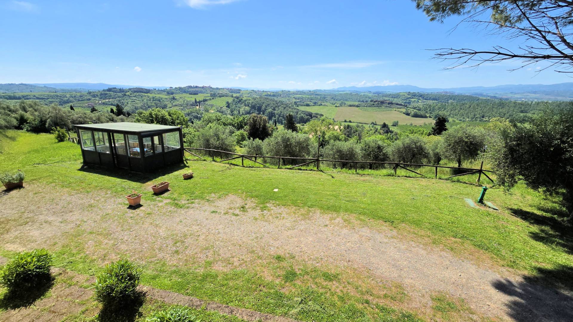 Piccola azienda agricola con casale di campagna in vendita a Palaia