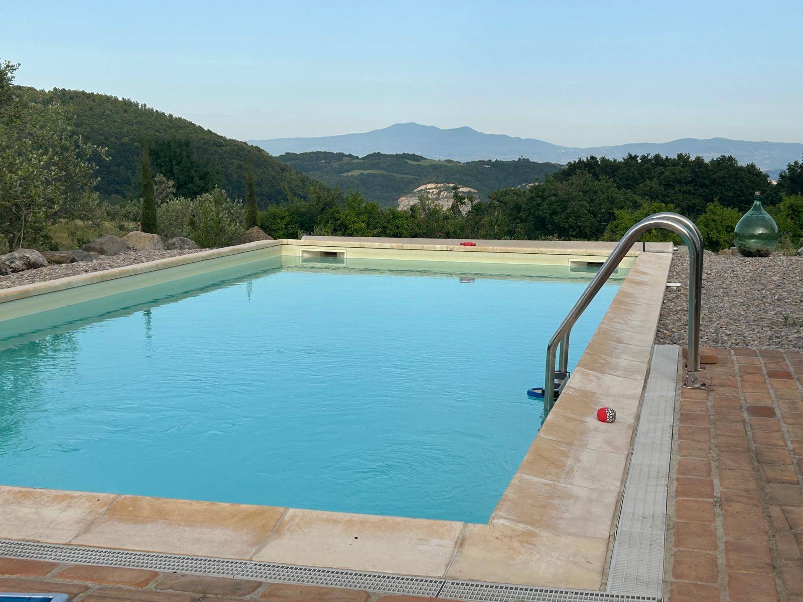 Terratetto completamente ristrutturato con annesso piscina e vista panoramica in vendita a Roccastra