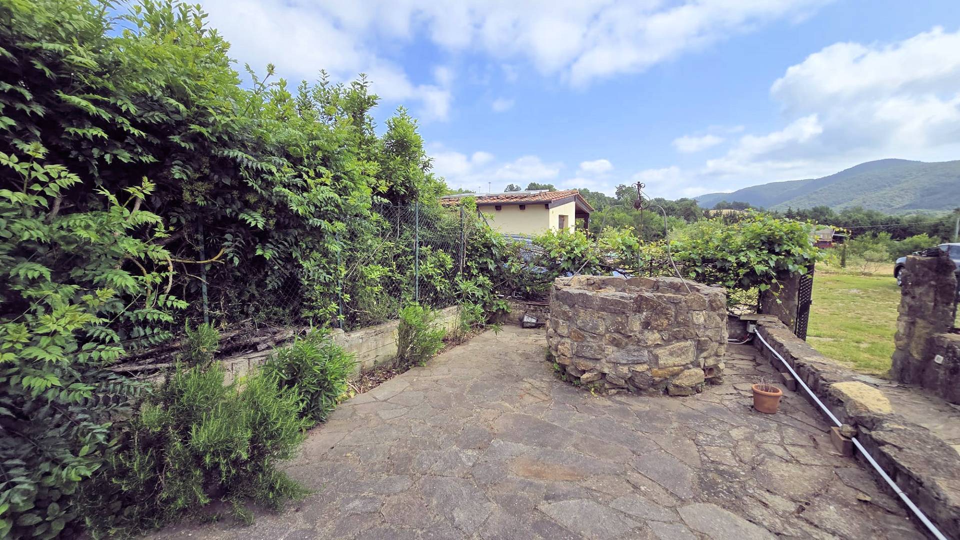 Terratetto completamente ristrutturato con annesso piscina e vista panoramica in vendita a Roccastra