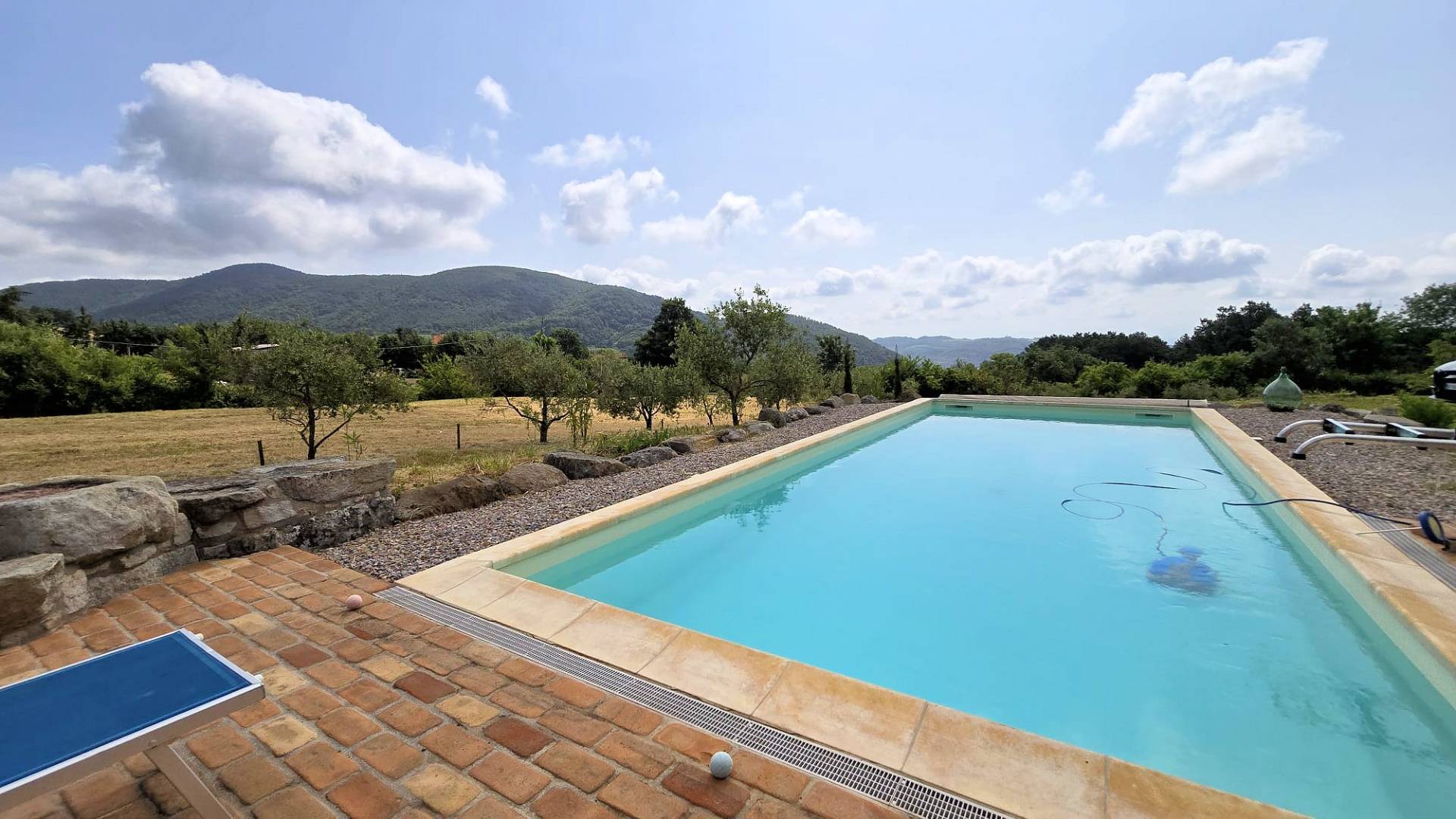 Terratetto completamente ristrutturato con annesso piscina e vista panoramica in vendita a Roccastra