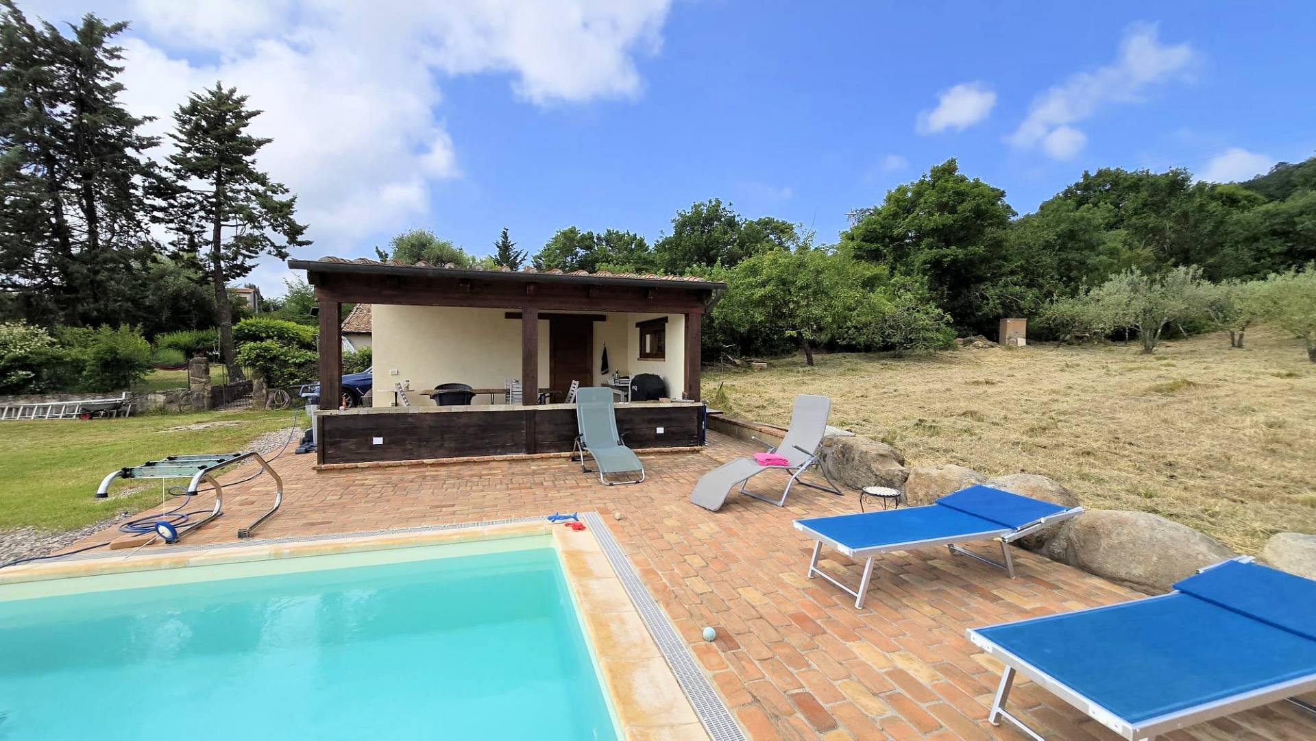 Terratetto completamente ristrutturato con annesso piscina e vista panoramica in vendita a Roccastra