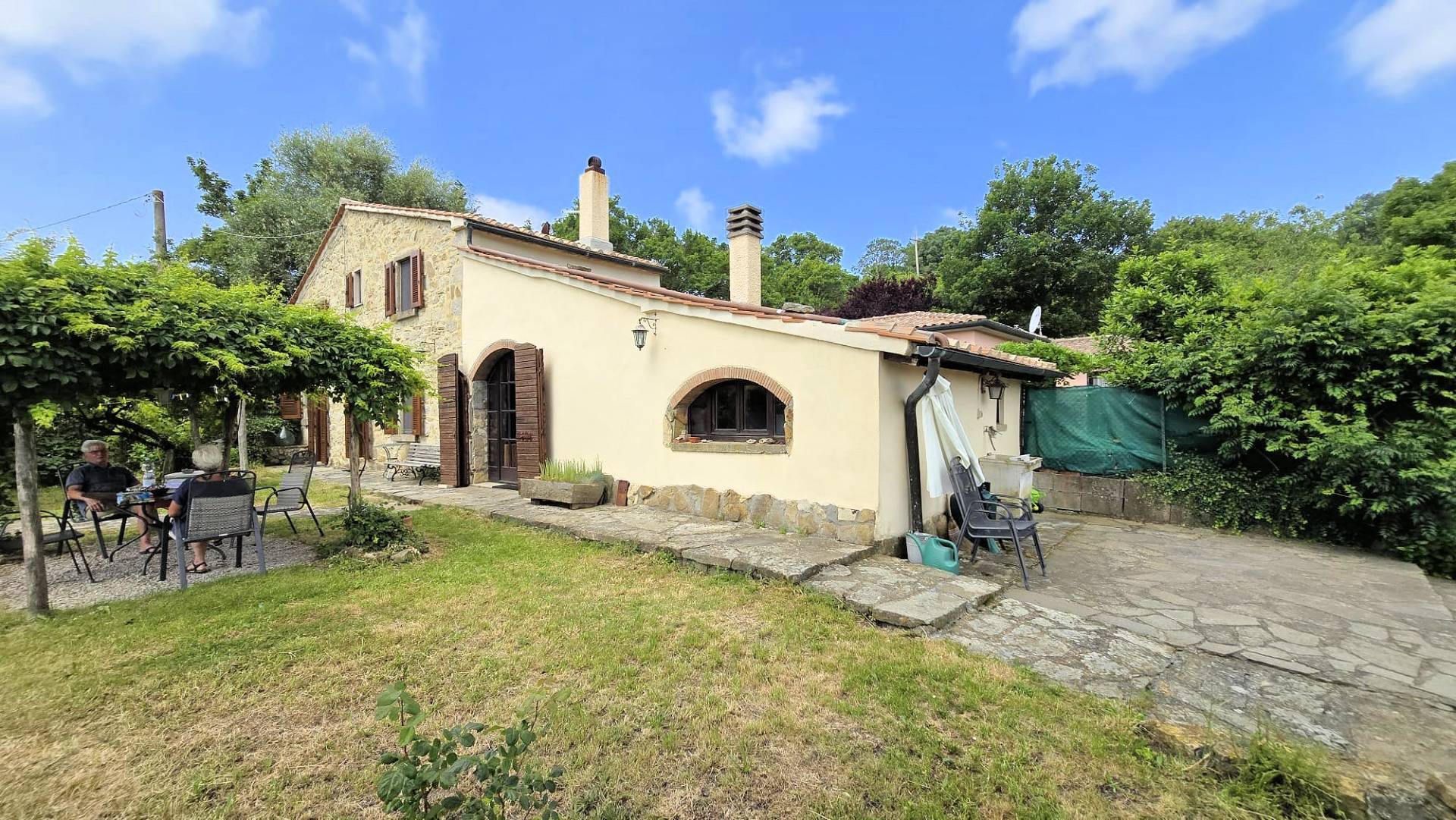 Terratetto completamente ristrutturato con annesso piscina e vista panoramica in vendita a Roccastra