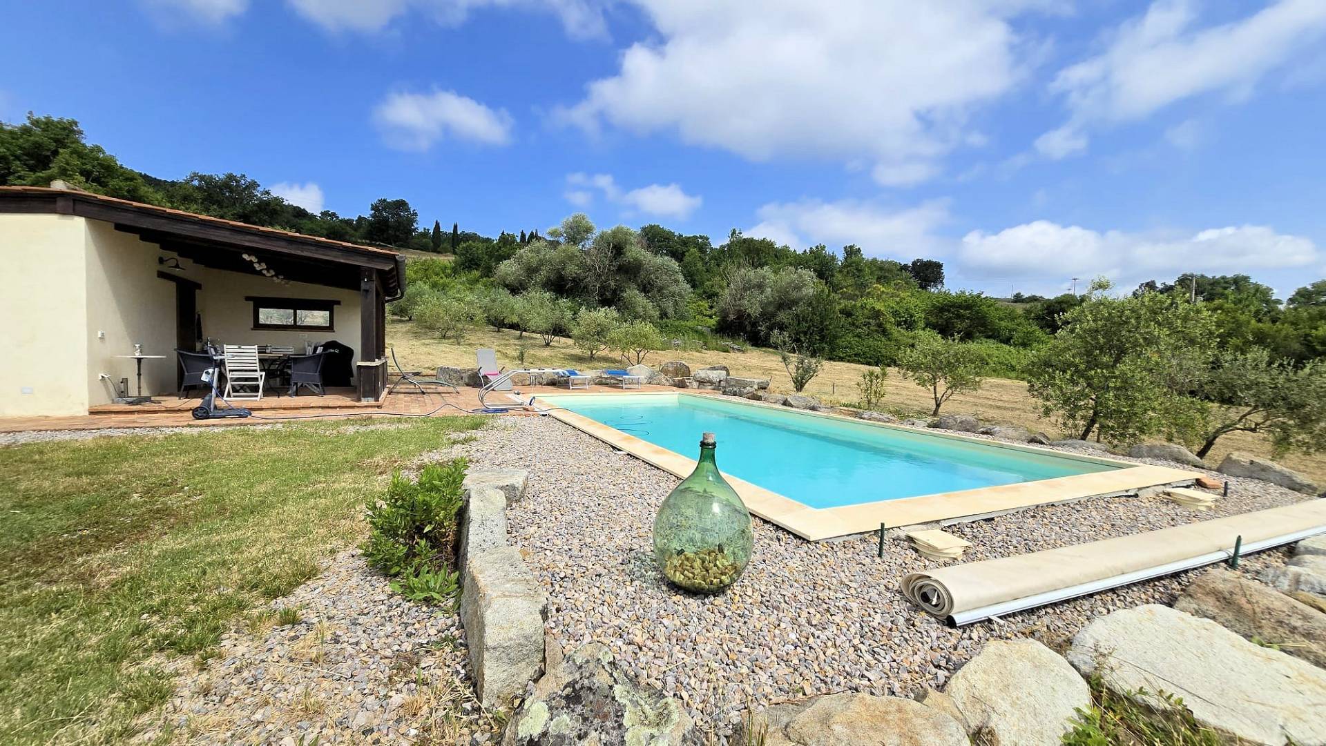 Terratetto completamente ristrutturato con annesso piscina e vista panoramica in vendita a Roccastra