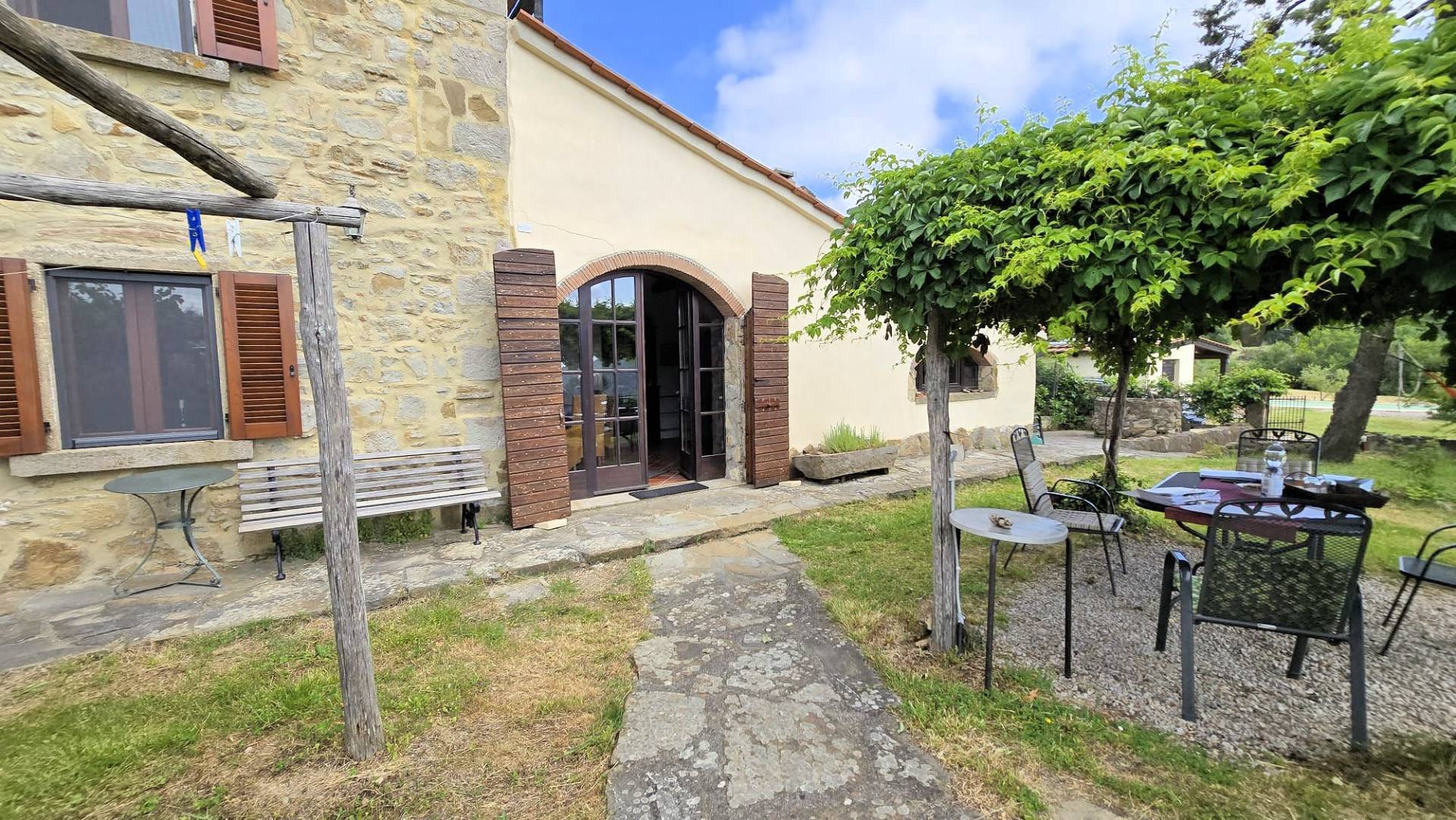 Terratetto completamente ristrutturato con annesso piscina e vista panoramica in vendita a Roccastra
